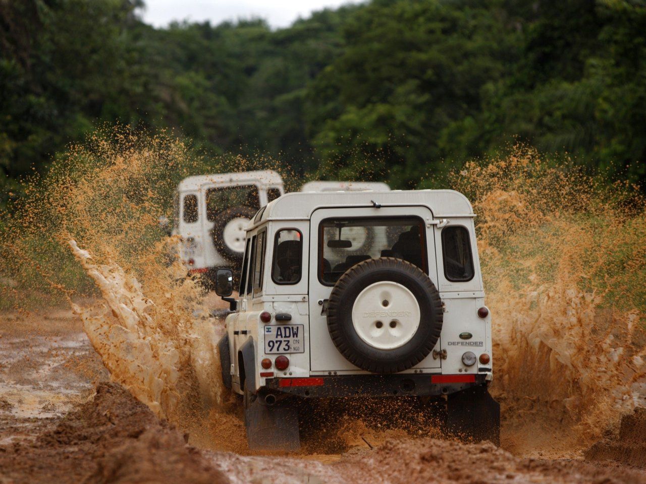 Defender me. Картинки на рабочий стол Дефендер в грязи. Учения Air Defender фото.