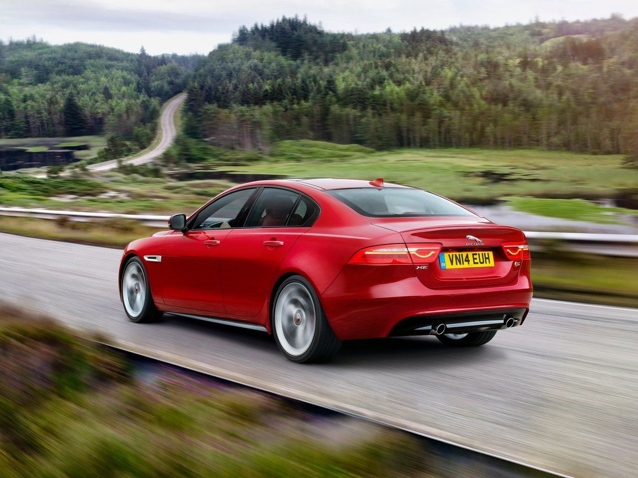 Jaguar xe i 2015