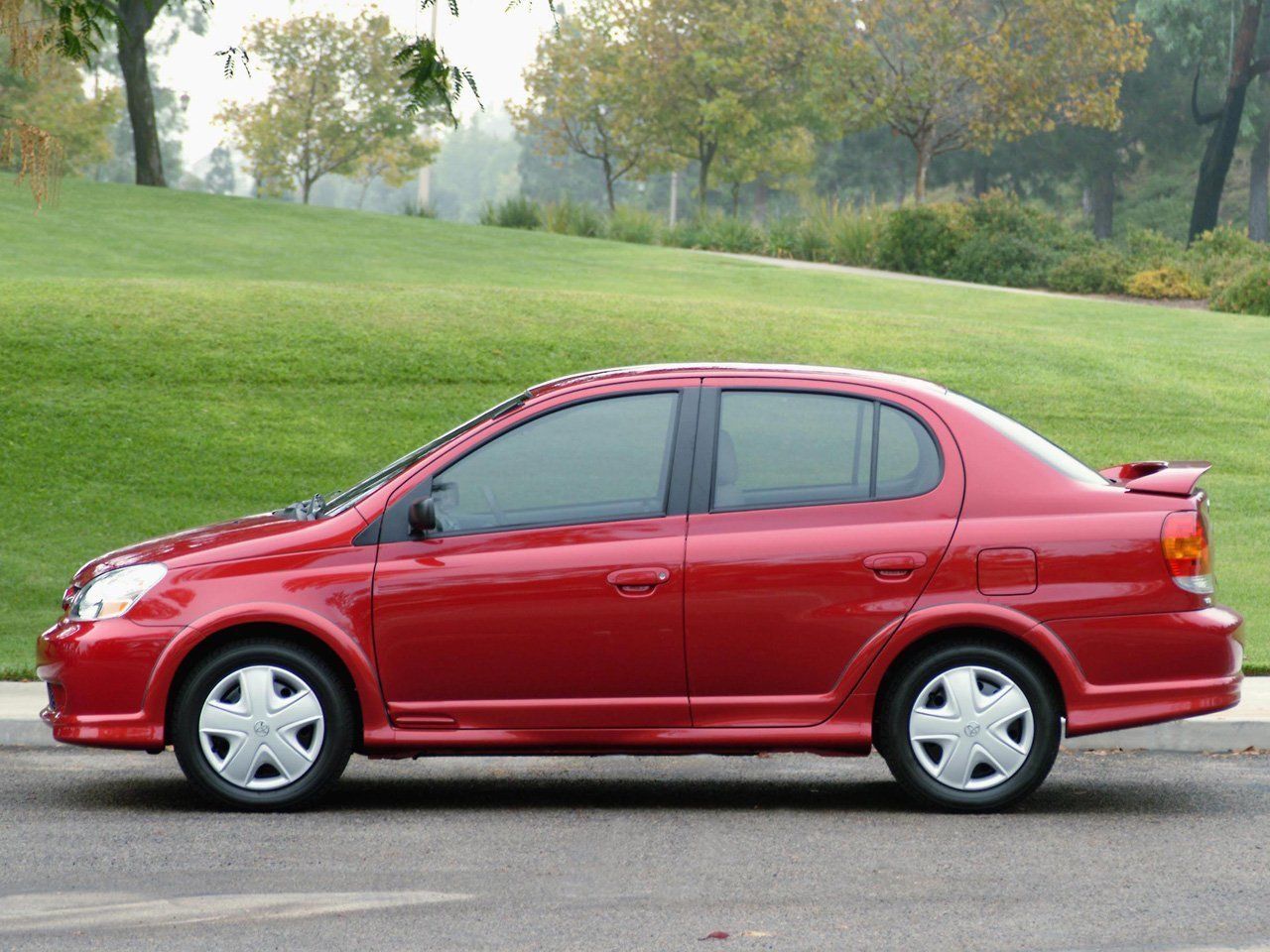 Toyota Echo 1999 – 2005 Седан: кузов, класс, тип и объём двигателя, коробка  передач, разгон, фото - CarsWeek.ru