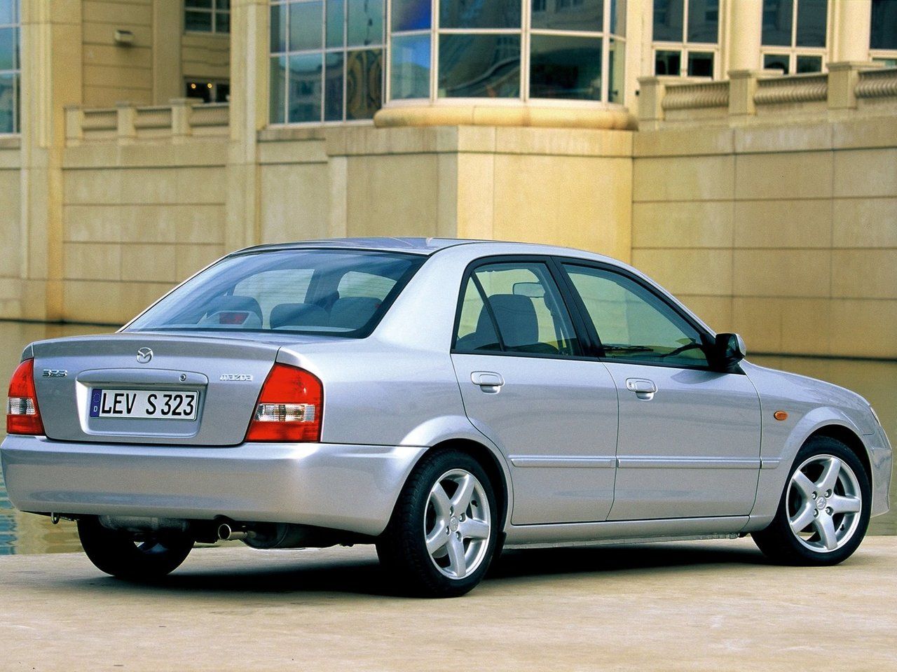 Mazda 323 VI (BJ) Рестайлинг 2001 – 2003 Седан: кузов, класс, тип и объём  двигателя, коробка передач, разгон, фото - CarsWeek.ru