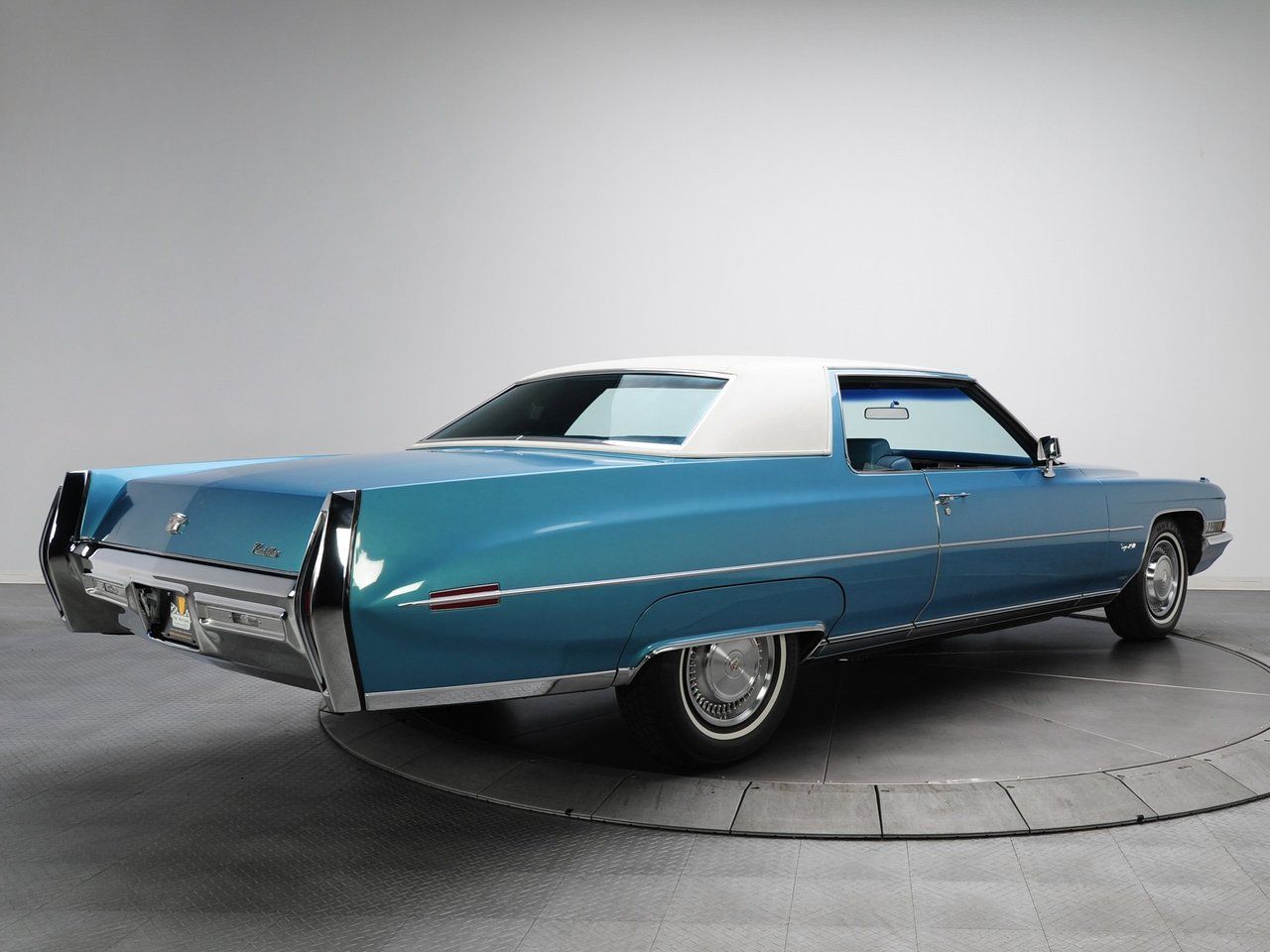 Cadillac deville фото