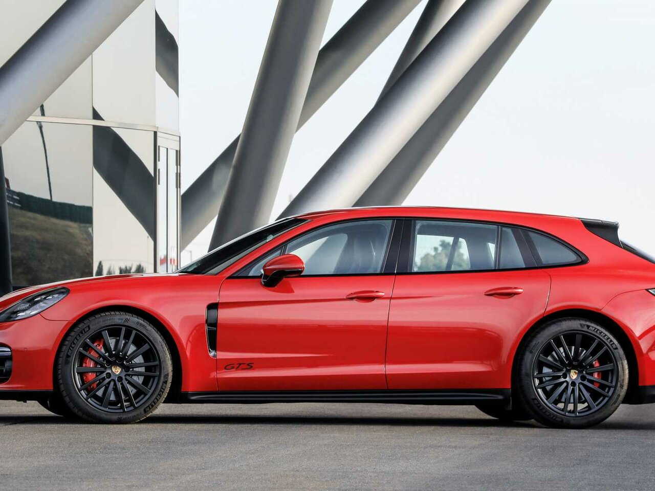 Porsche Panamera 2020 сбоку