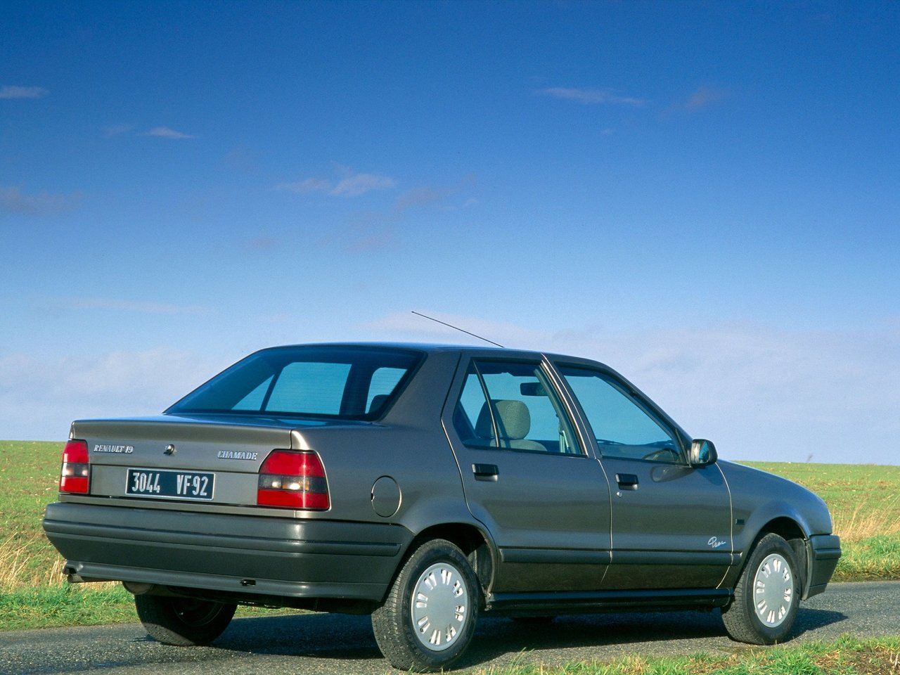 Автомобили Renault 19 I 1988 - 1992 Седан.
