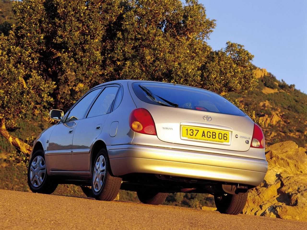 Toyota Corolla VIII (E110) Рестайлинг 1999 – 2002 Хэтчбек 5 дв.: кузов,  класс, тип и объём двигателя, коробка передач, разгон, фото - CarsWeek.ru