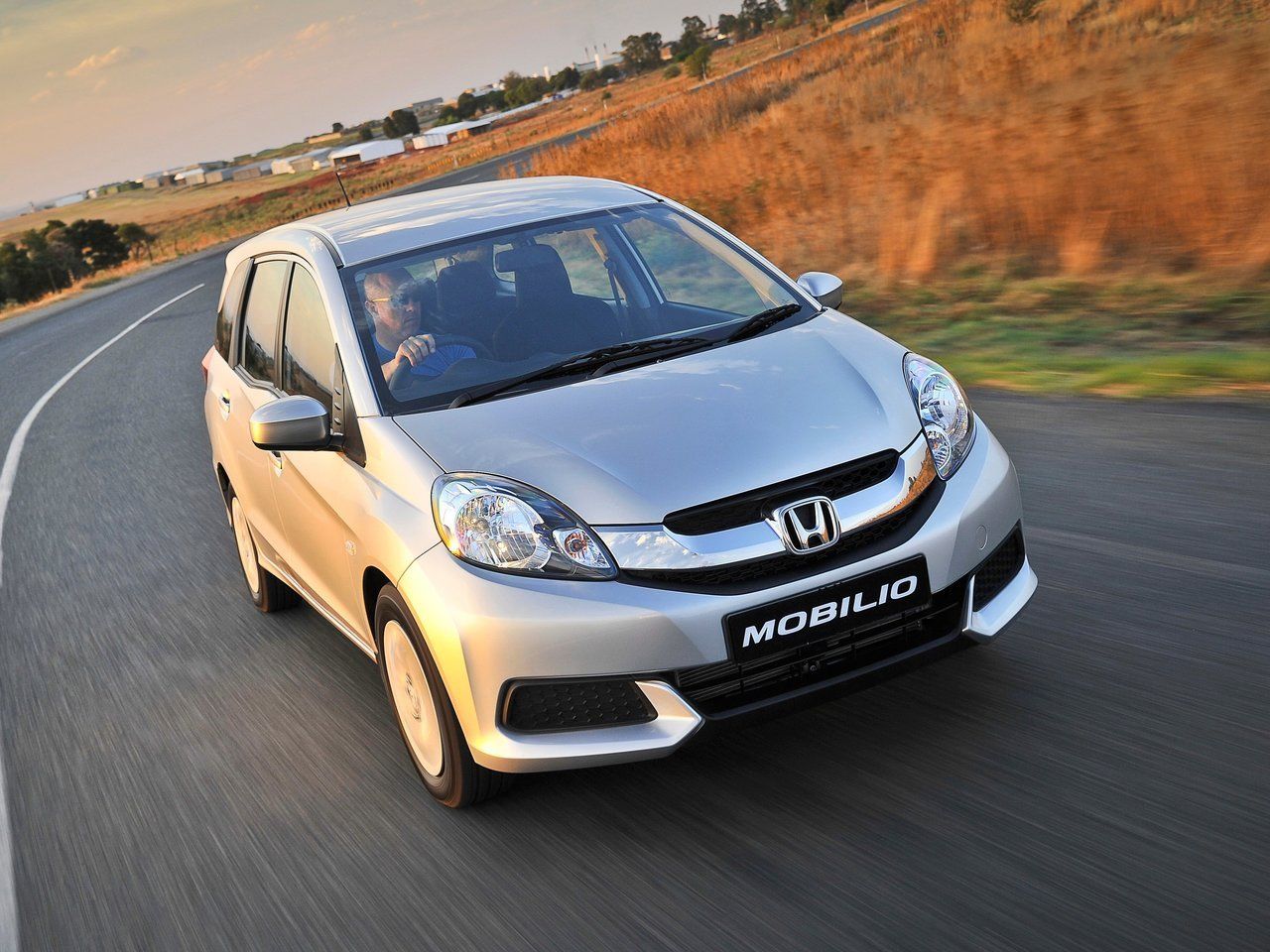 Хонда 2 поколения. Honda Mobilio 2. Хонда Мобилио 2 поколения. Honda малолитражки Mobilio. Honda Mobilio Type-r.