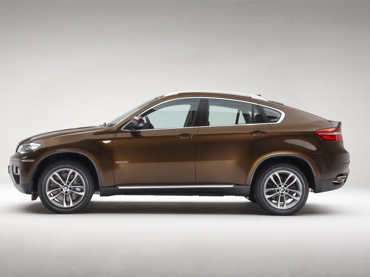 BMW x6 коричневый