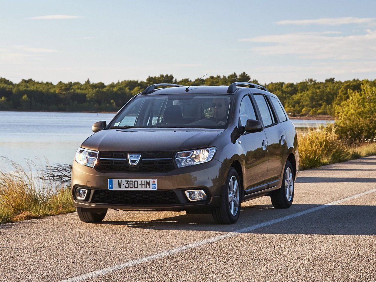 Dacia Logan II Рестайлинг 2016 – н.в. Универсал 5 дв.: кузов, класс, тип и  объём двигателя, коробка передач, разгон, фото - CarsWeek.ru