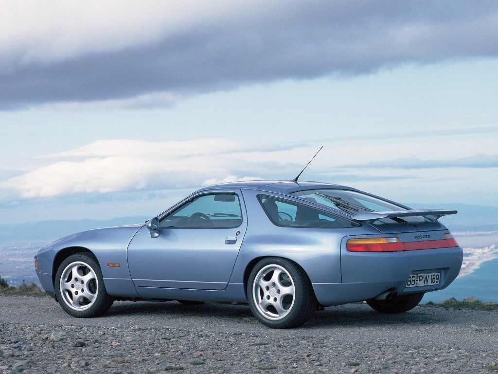 Автомобиль Porsche 928