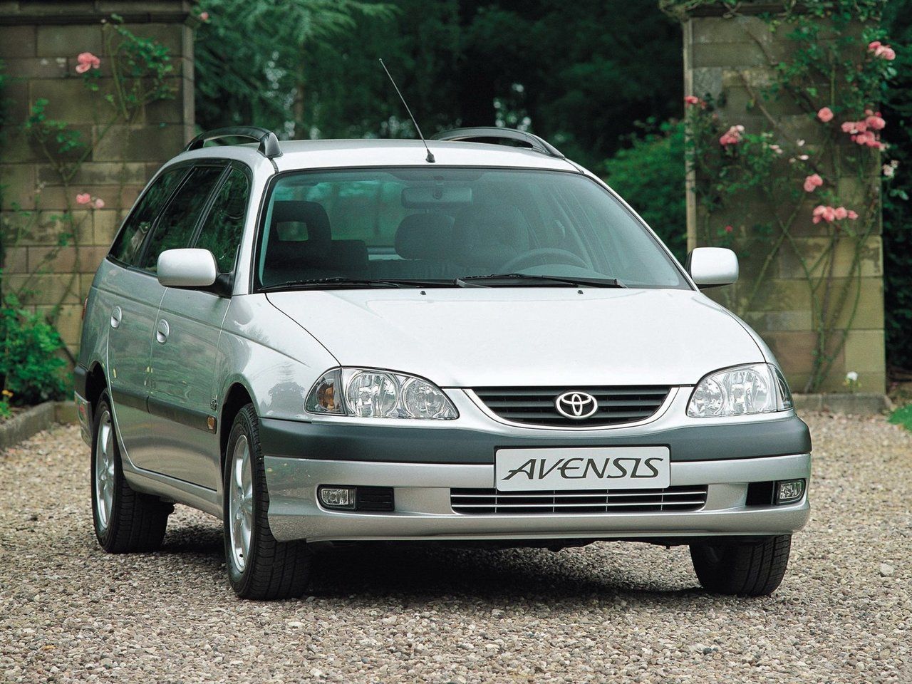 Toyota Avensis I Рестайлинг 2000 – 2003 Универсал 5 дв.: кузов, класс, тип  и объём двигателя, коробка передач, разгон, фото - CarsWeek.ru