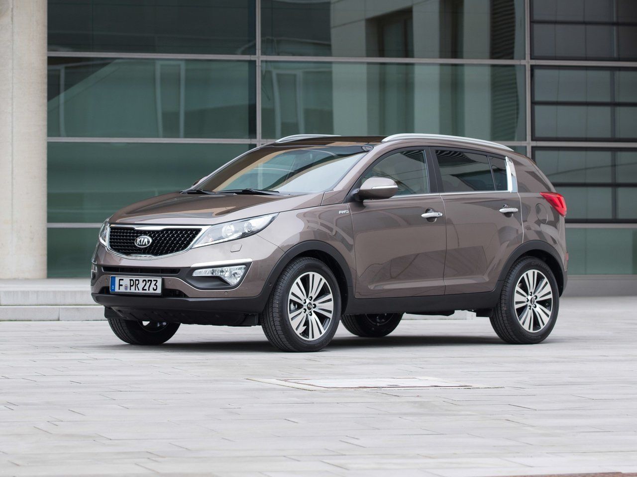 Kia Sportage III Рестайлинг 2014 – 2016 Внедорожник 5 дв.: кузов, класс,  тип и объём двигателя, коробка передач, разгон, фото - CarsWeek.ru