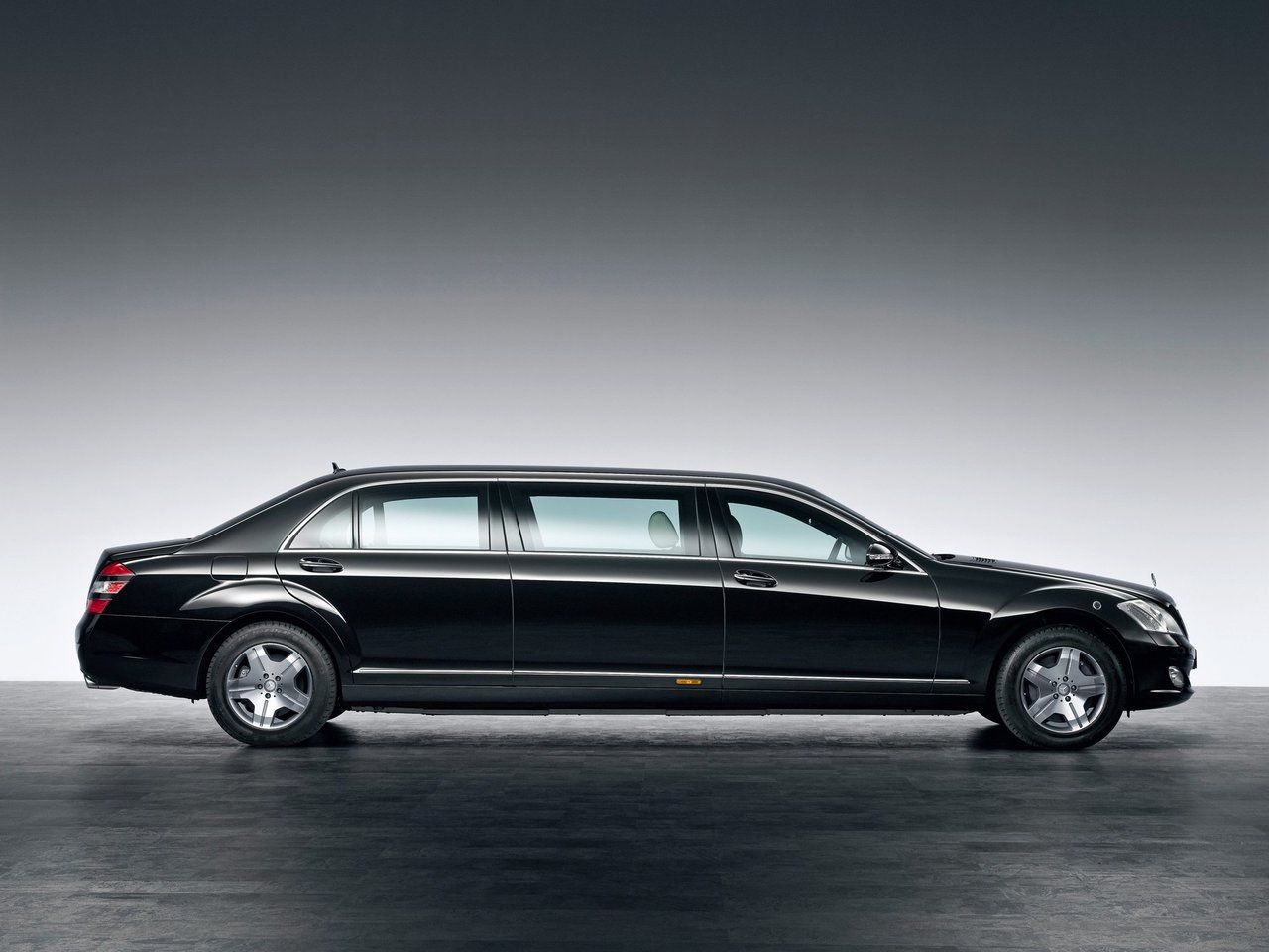 Майбах лимузин. Mercedes-Benz s600 Pullman Guard. Mercedes-Benz s600 Pullman Guard w221. Mercedes-Benz Maybach s600 Pullman Guard. Mercedes-Benz 600 Pullman Limousine.