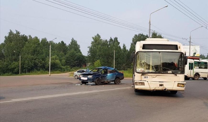 В Томске в аварии с троллейбусом пострадали четыре человека