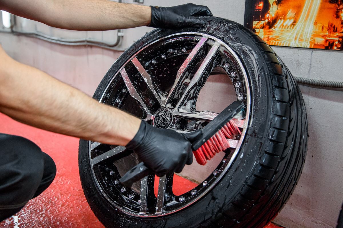 Родионов из Fit Service: зачем нужно мыть шины и диски перед шиномонтажом