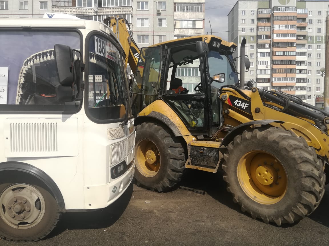 В Омске столкнулись автобус и трактор