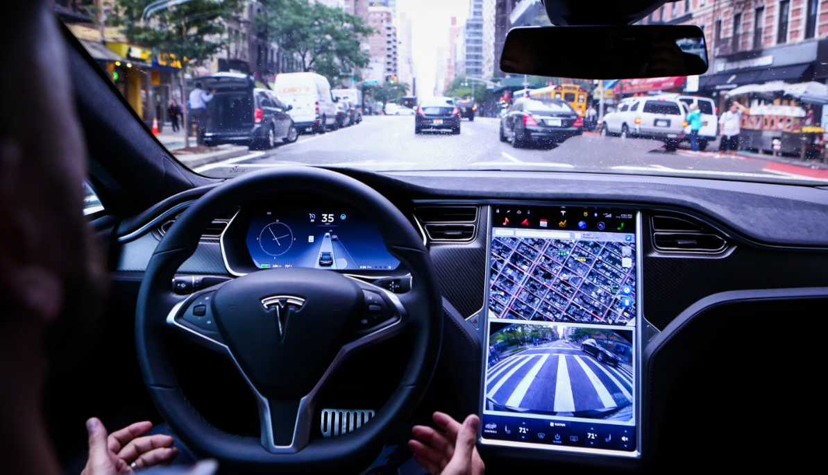 Tesla начала полномасштабное внедрение новейшей версии автопилота FSD 