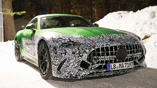 Новый Mercedes-AMG GT Coupe засняли дрифтующим на снегу 