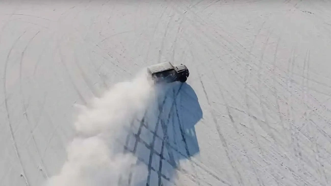 Смотрите, как электрический Mercedes G-классе дрифтует по замерзшему озеру