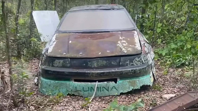 В лесу нашли машины из фильма NASCAR «Эти дни грома»