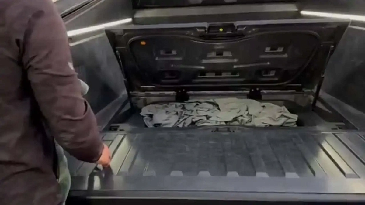 Tesla Cybertruck получил дополнительный багажник под грузовой платформой 