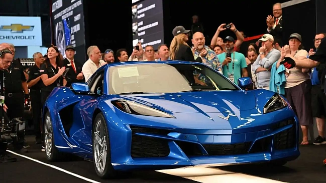 Первый серийный гибрид Chevrolet Corvette E-Ray куплен на аукционе за 1,15 миллиона долларов